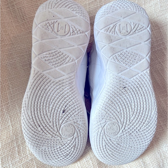 Lamelo ball basket ball shoes. normal season basket ball shoes - Picture 2 of 5